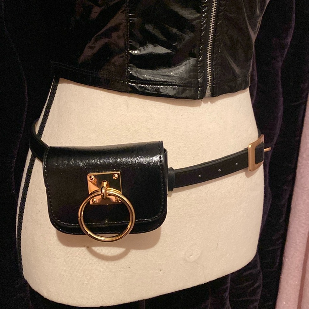 Black belt bag with gold accents#546